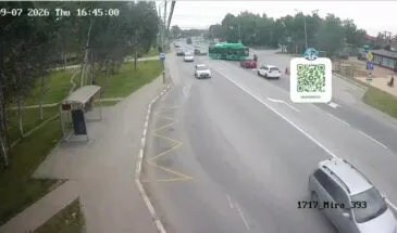 Столкновение пассажирского автобуса и мотоцикла в Южно-Сахалинске попало на видео