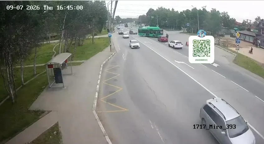Столкновение пассажирского автобуса и мотоцикла в Южно-Сахалинске попало на видео