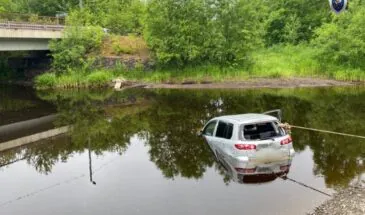 Тело 39-летнего мужчины нашли в автомобиле в реке на Сахалине