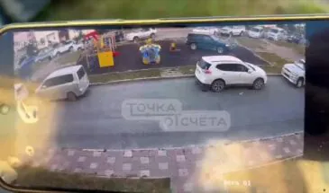 Subaru Forester без водителя снес карусели во дворе Южно-Сахалинска — видео