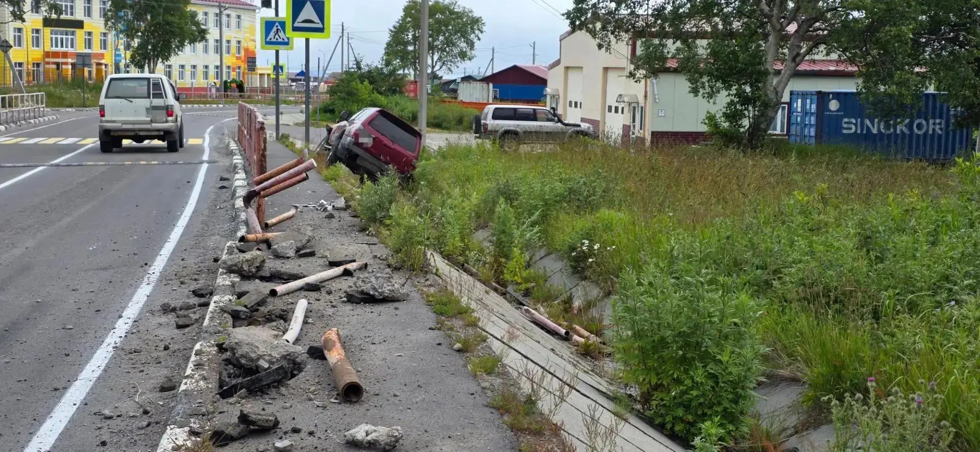 На Курилах водитель внедорожника съехал с дороги и скрылся с места ДТП