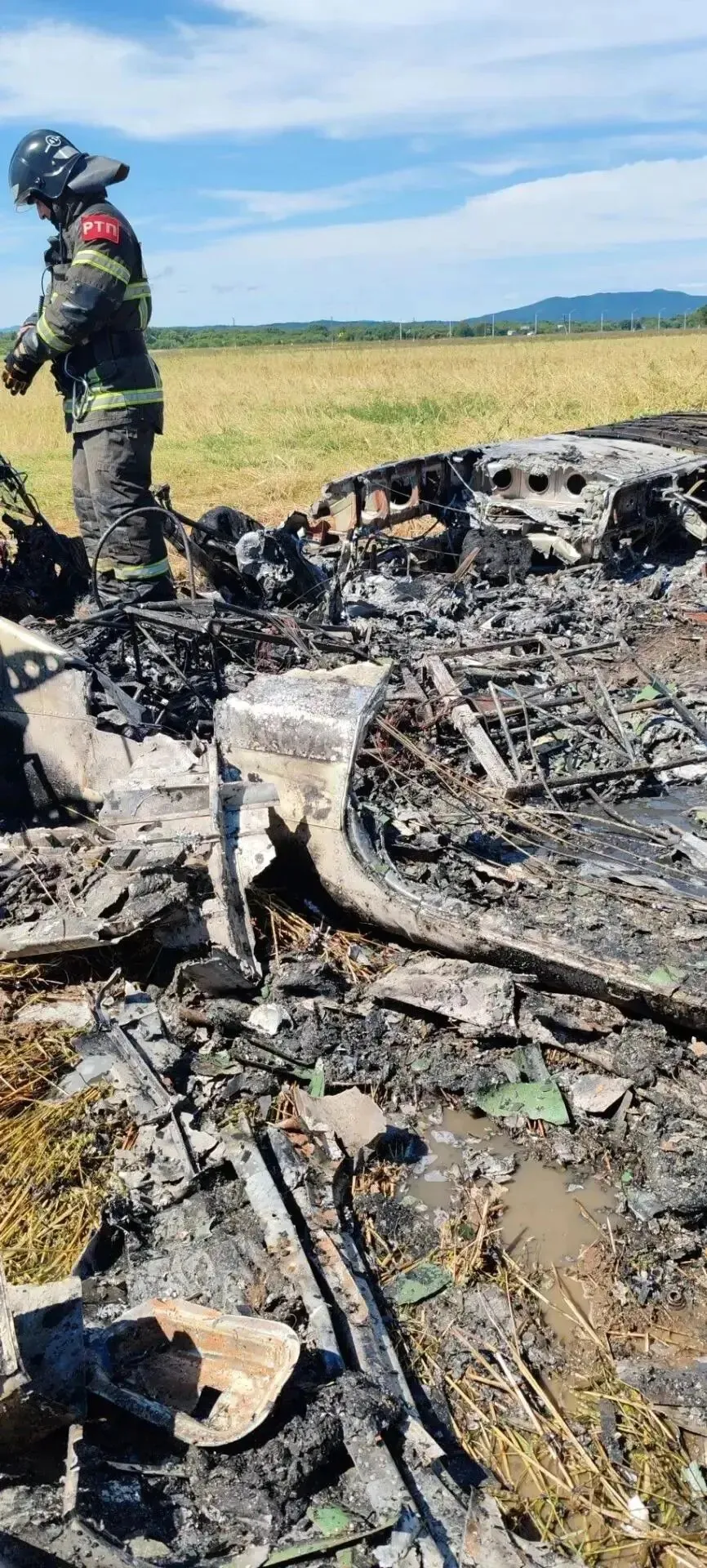 Пожар после жесткой посадки Ан-3 на Сахалине полностью ликвидировали