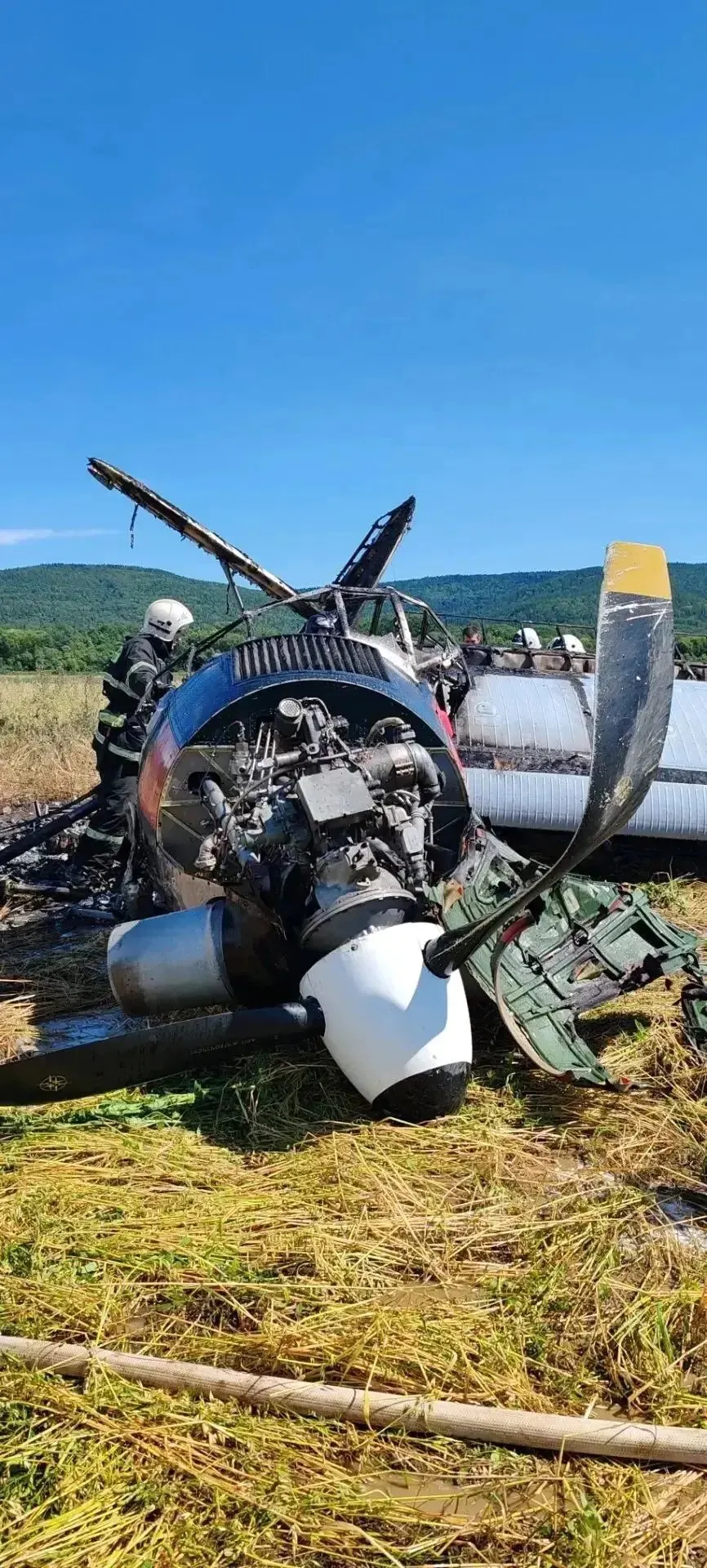 Пожар после жесткой посадки Ан-3 на Сахалине полностью ликвидировали
