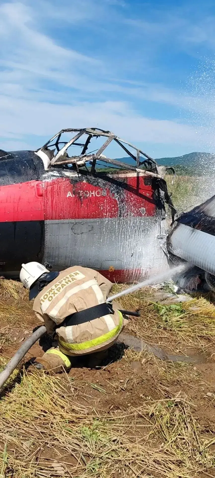 Пожар после жесткой посадки Ан-3 на Сахалине полностью ликвидировали
