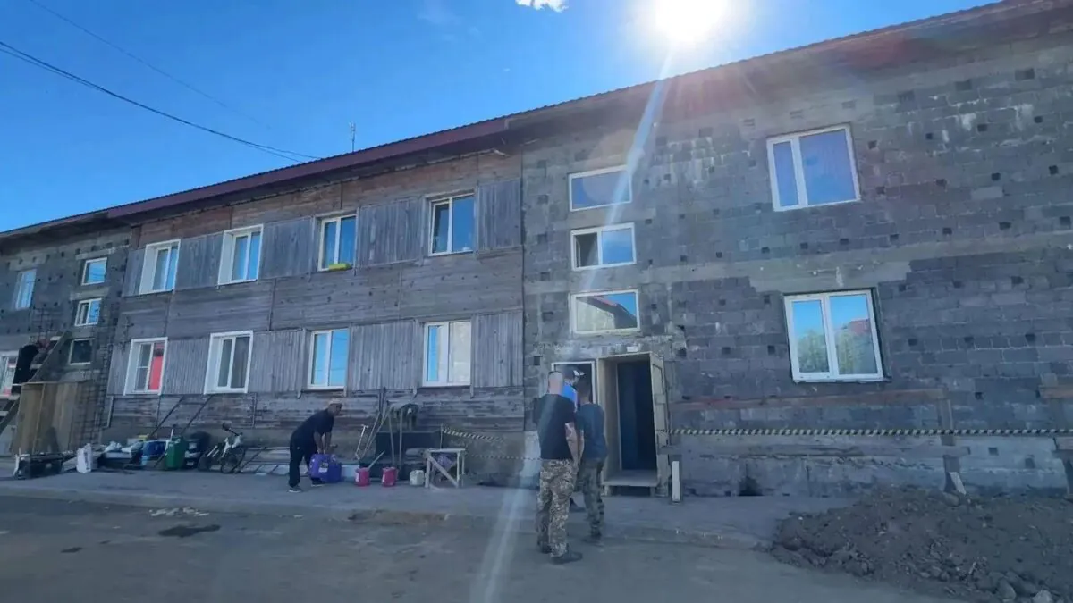 Лимаренко проверил восстановление домов в Северо-Курильске после землетрясения