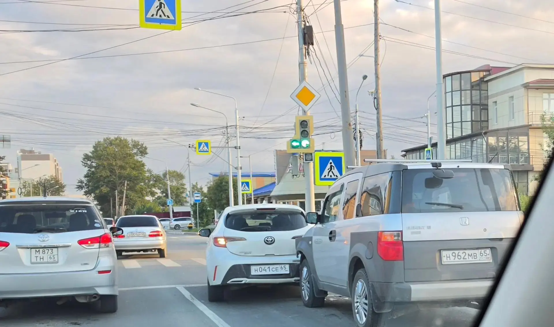ДТП с кроссовером и хэтчбеком спровоцировало серьзную пробку в Южно-Сахалинске - фото с места