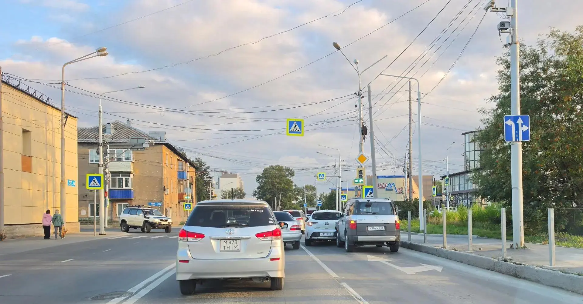 ДТП с кроссовером и хэтчбеком спровоцировало серьзную пробку в Южно-Сахалинске - фото с места