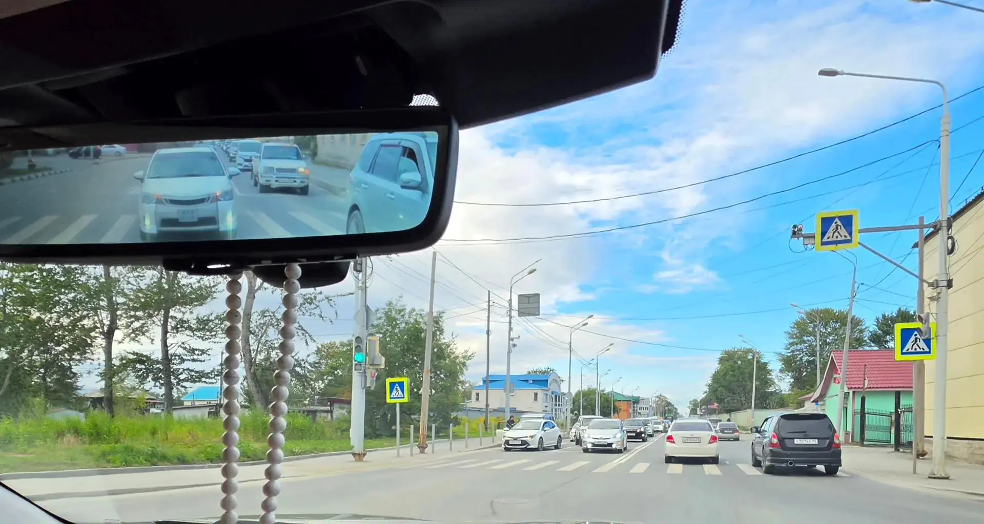 ДТП с кроссовером и хэтчбеком спровоцировало серьзную пробку в Южно-Сахалинске - фото с места