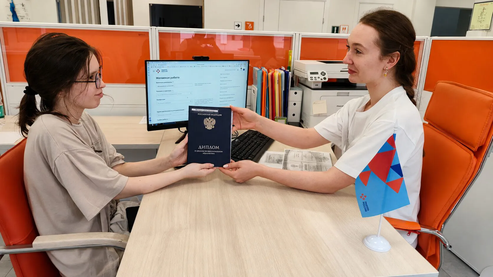 От диплома к первой работе: 60% выпускников нашли занятость через Кадровый центр