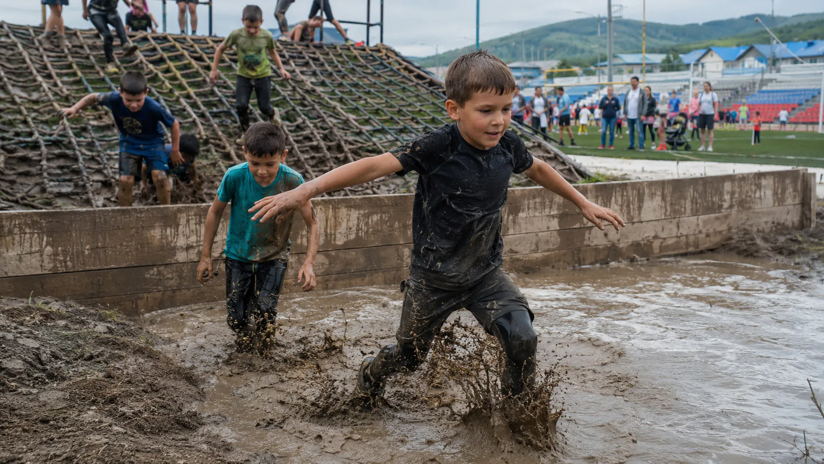 Грязь, вода и 15 препятствий: Pride Race собрала 550 детей на Сахалине