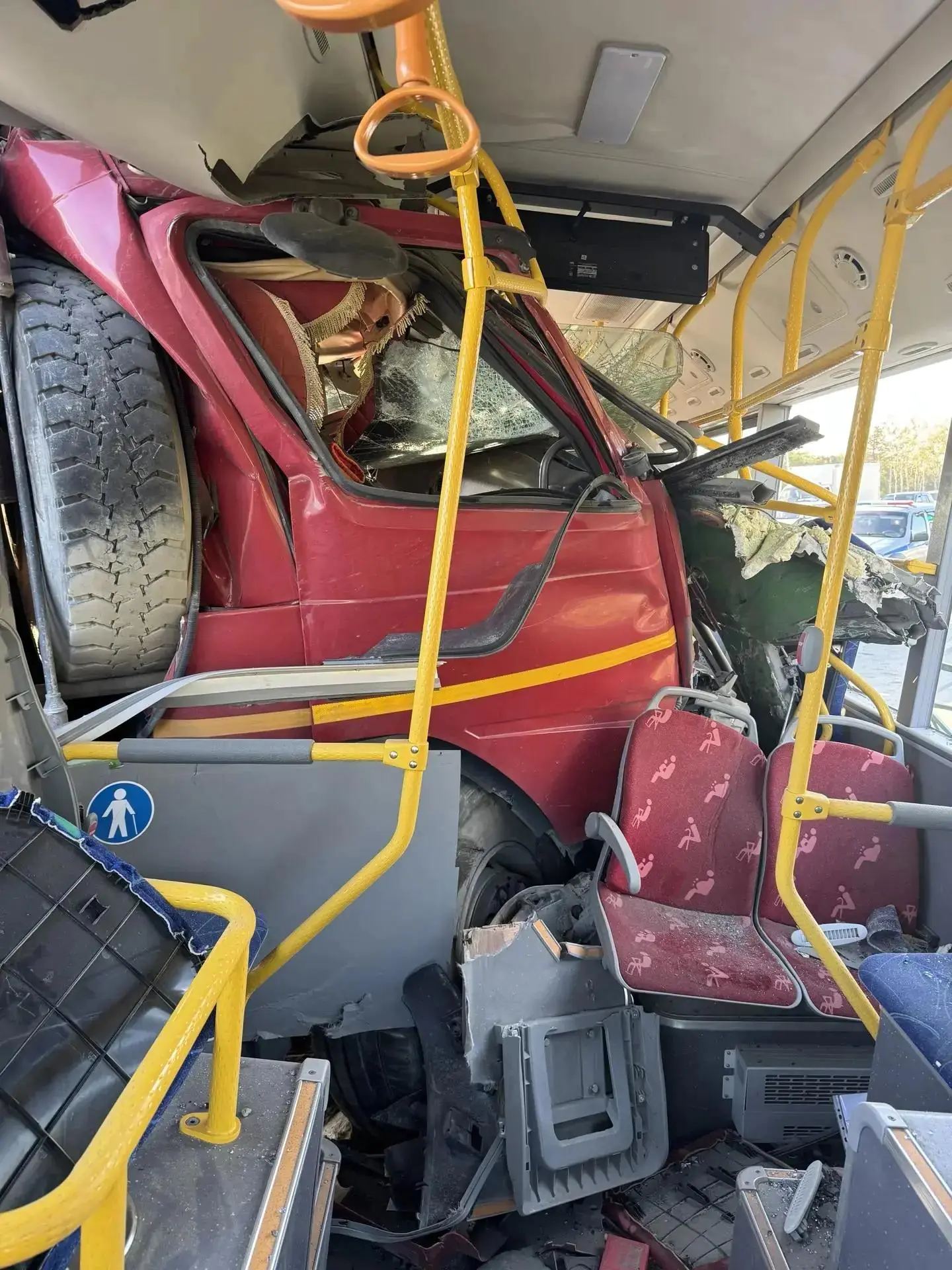 Появились новые фото с места ДТП с пассажирским автобусом и самосвалом на Сахалине