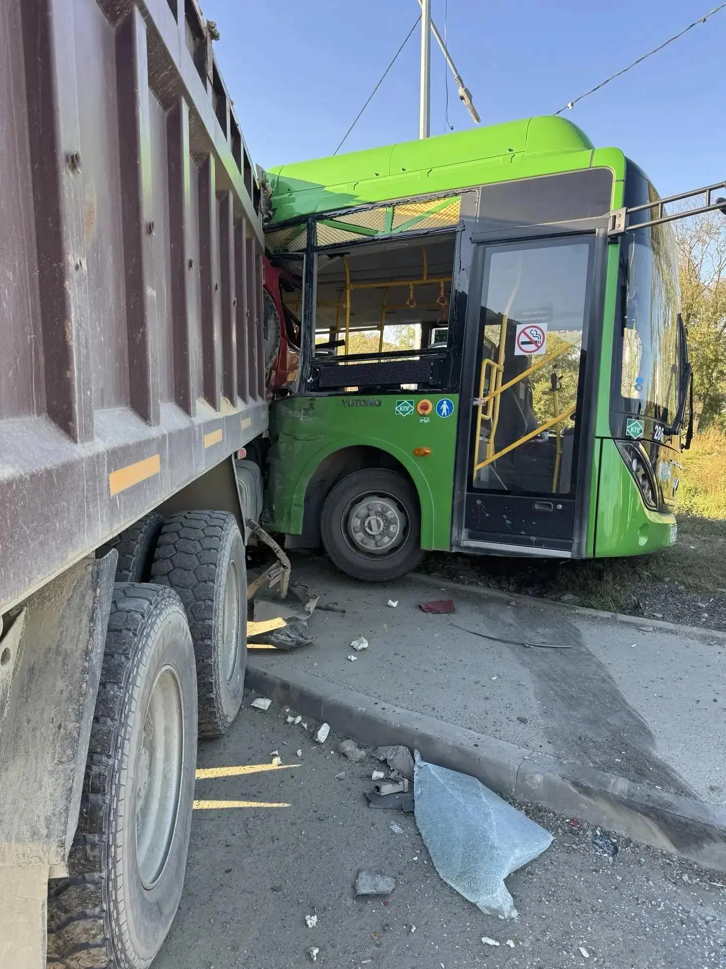 Появились новые фото с места ДТП с пассажирским автобусом и самосвалом на Сахалине