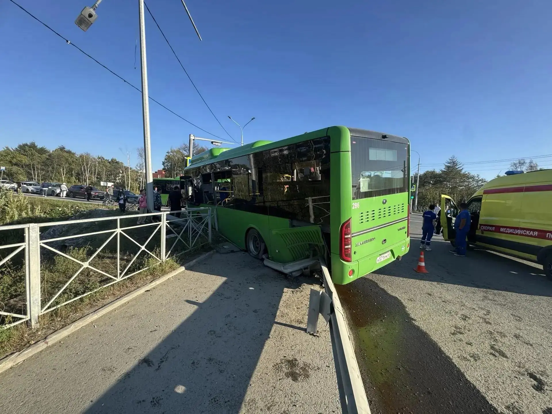 Появились новые фото с места ДТП с пассажирским автобусом и самосвалом на Сахалине