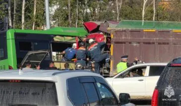 Спасатели деблокировали водителя самосвала после ДТП на Сахалине