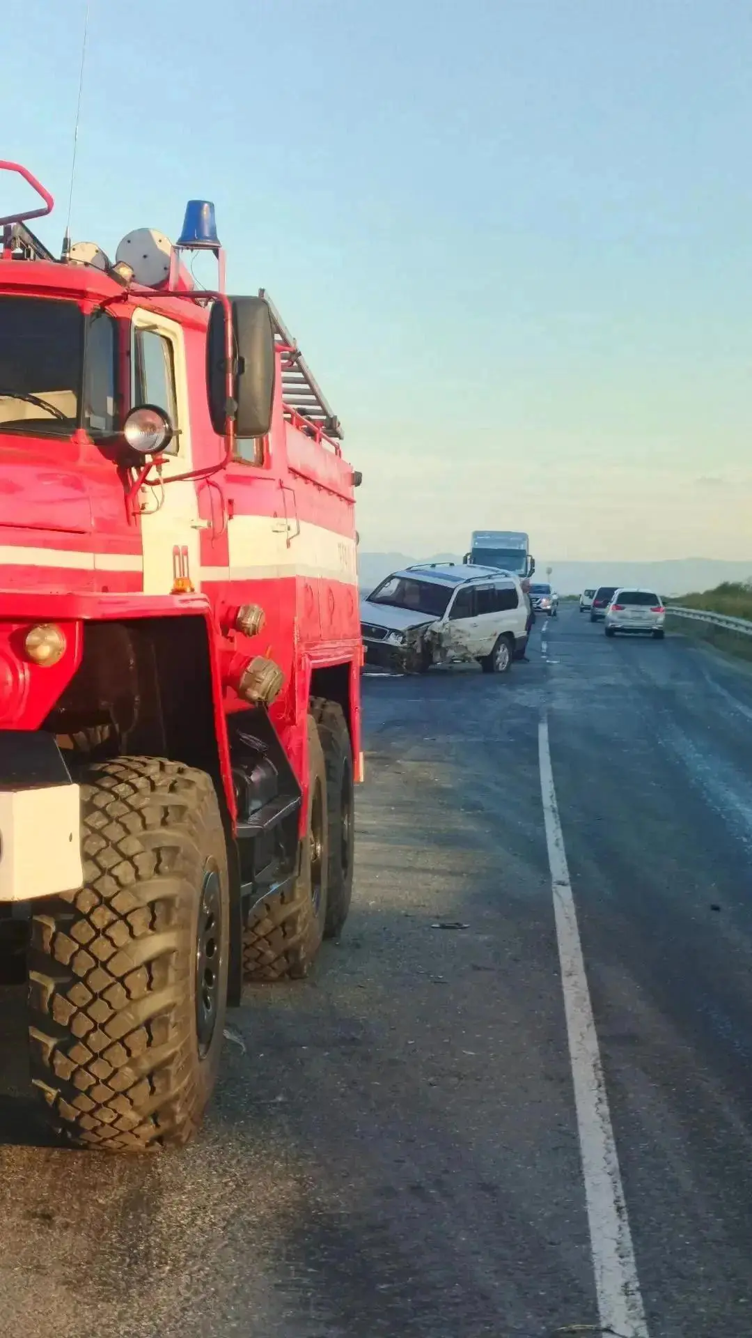 Toyota Land Cruiser столкнулся с тягачом на трассе Южно-Сахалинск — Оха
