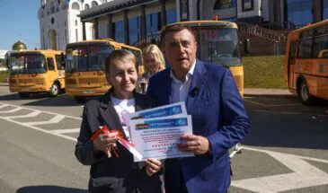 Лимаренко передал районам Сахалина шесть новых школьных автобусов