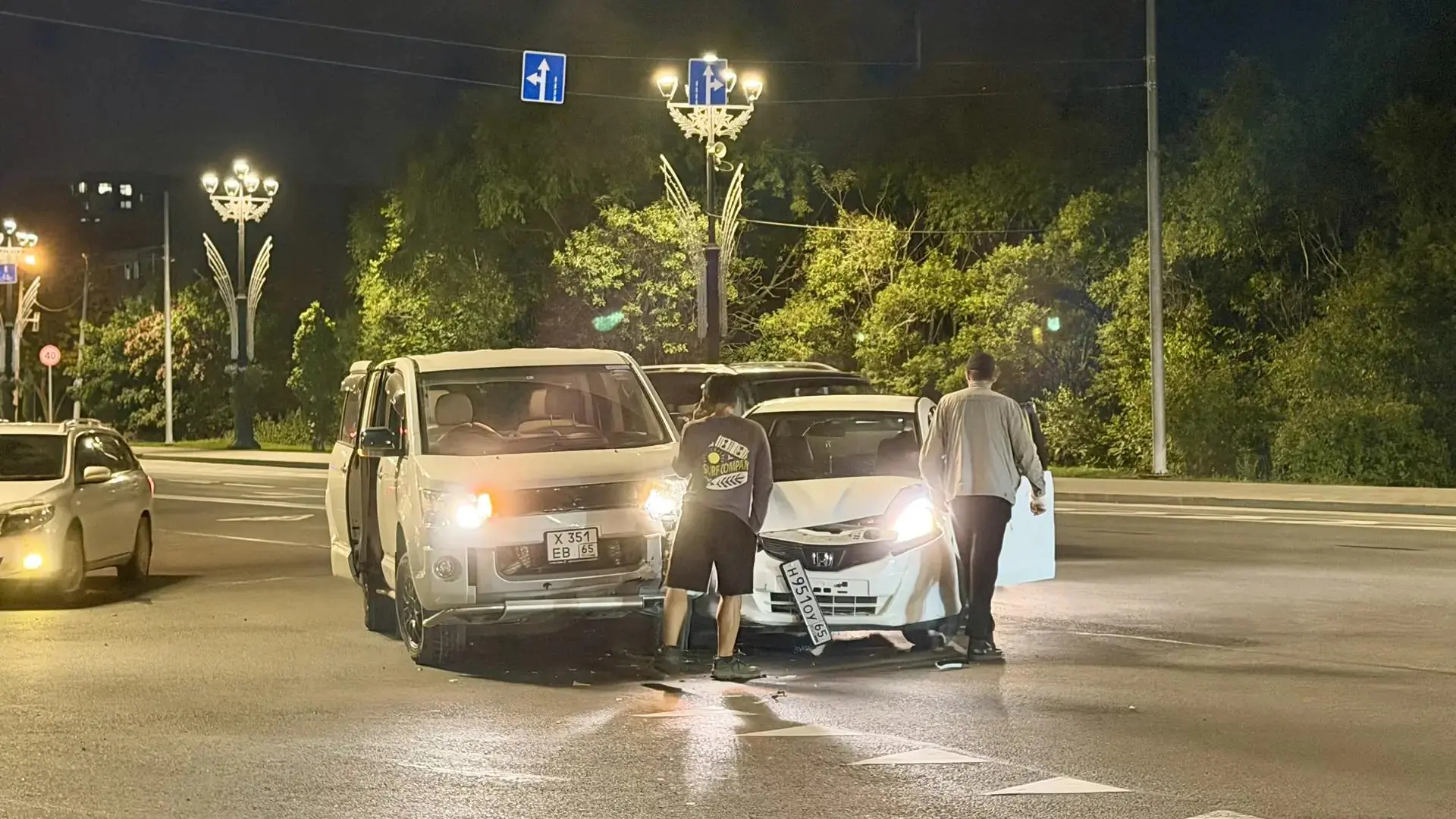 Минивэн и хэтчбек жестко встретились на улице Горького в Южно-Сахалинске