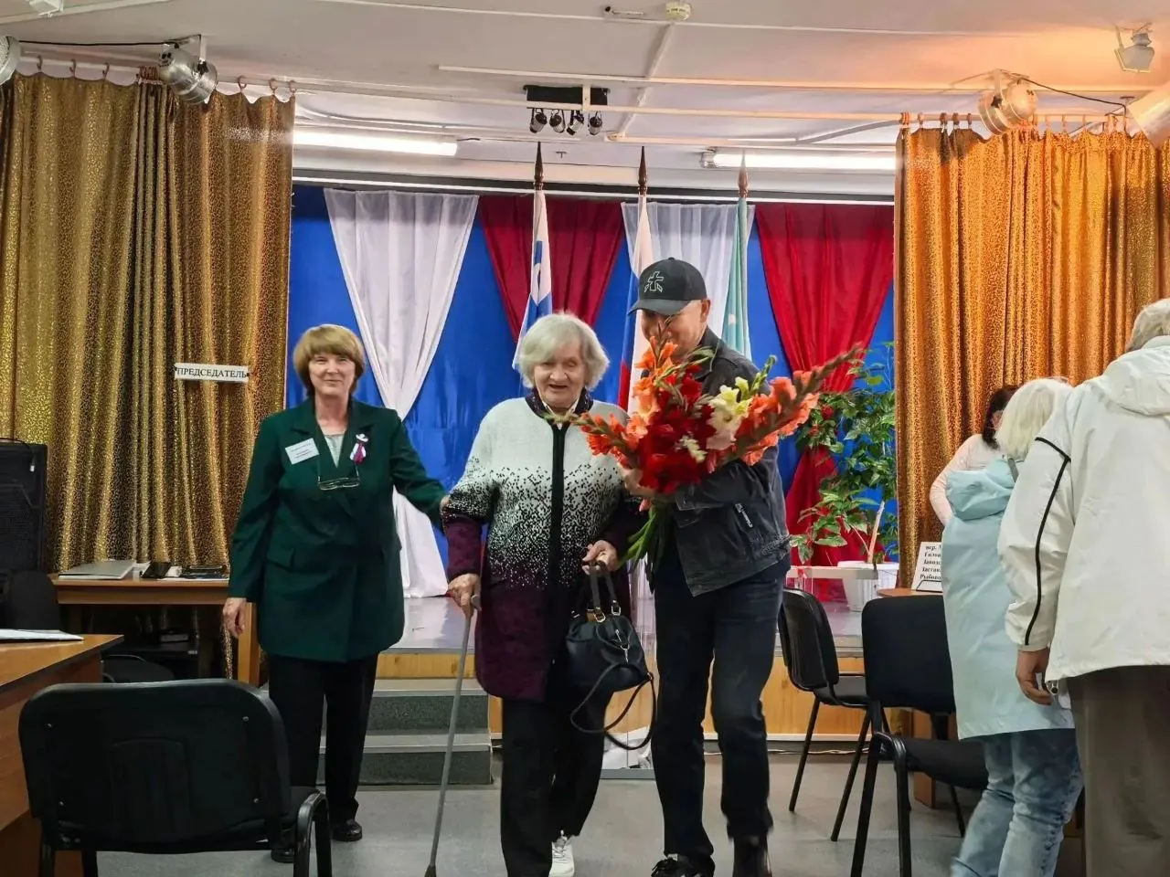 Молодожены, семьи и 90-летняя курильчанка: как прошел второй день выборов в Госдуму на Сахалине и Курилах