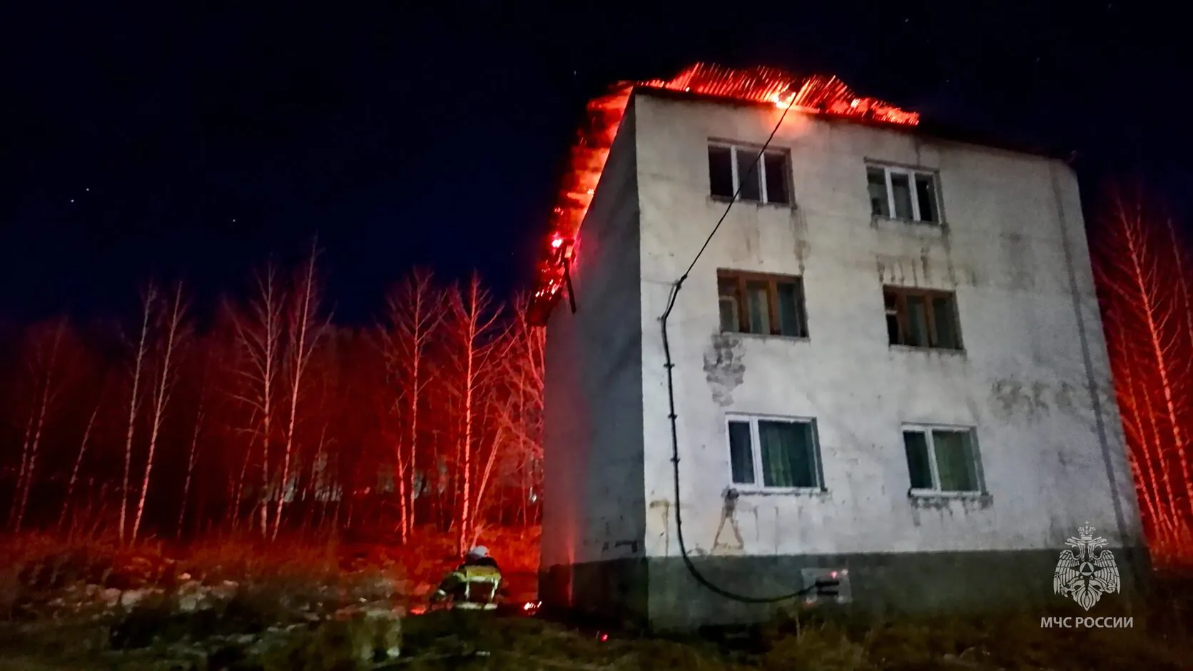 Крупный пожар в поселке на Сахалине: огонь охватил 800 «квадратов» жилого дома