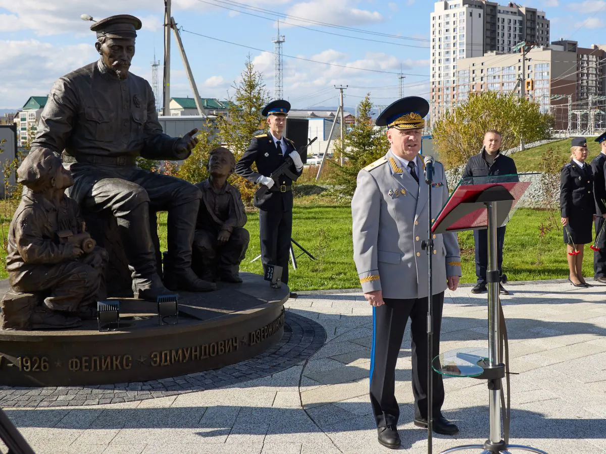 Памятник Феликсу Дзержинскому открыли в Южно-Сахалинске