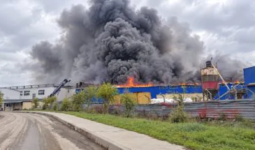 Огонь охватил 1200 квадратных метров: ангар рыбокомбината горел на Курилах