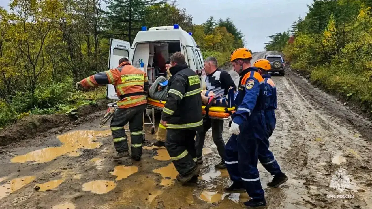 КамАЗ перевернулся на Курилах: водителя зажало в кабине