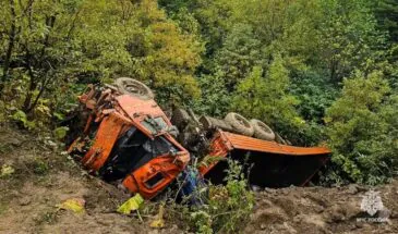 КамАЗ перевернулся на Курилах: водителя зажало в кабине