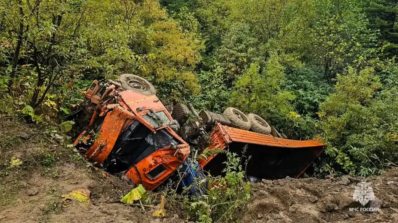 КамАЗ перевернулся на Курилах: водителя зажало в кабине