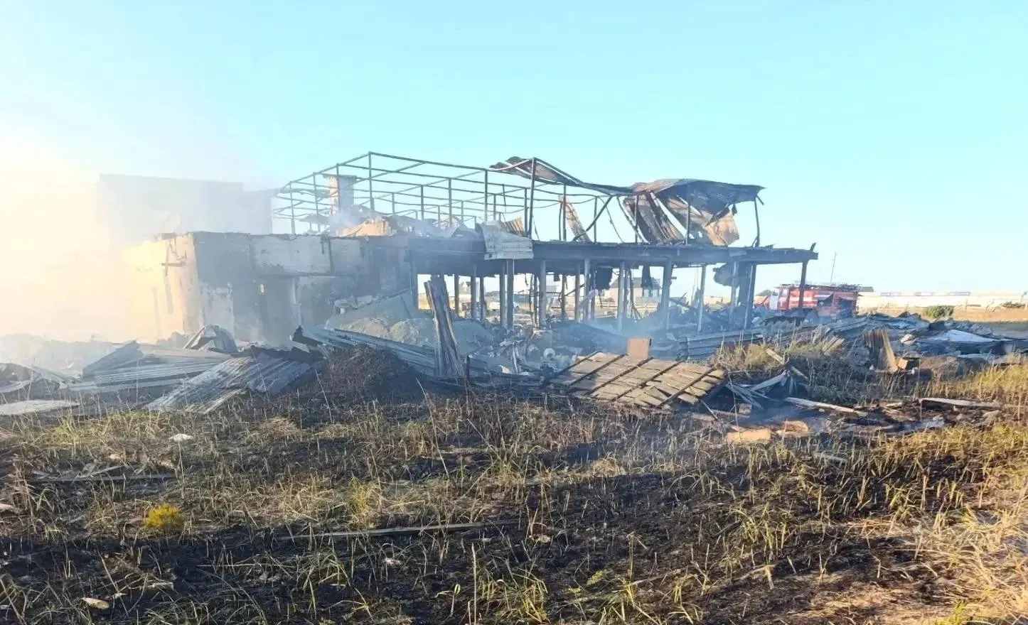 Более 1200 квадратных метров охватил пожар на бывшем рыбзаводе на Сахалине