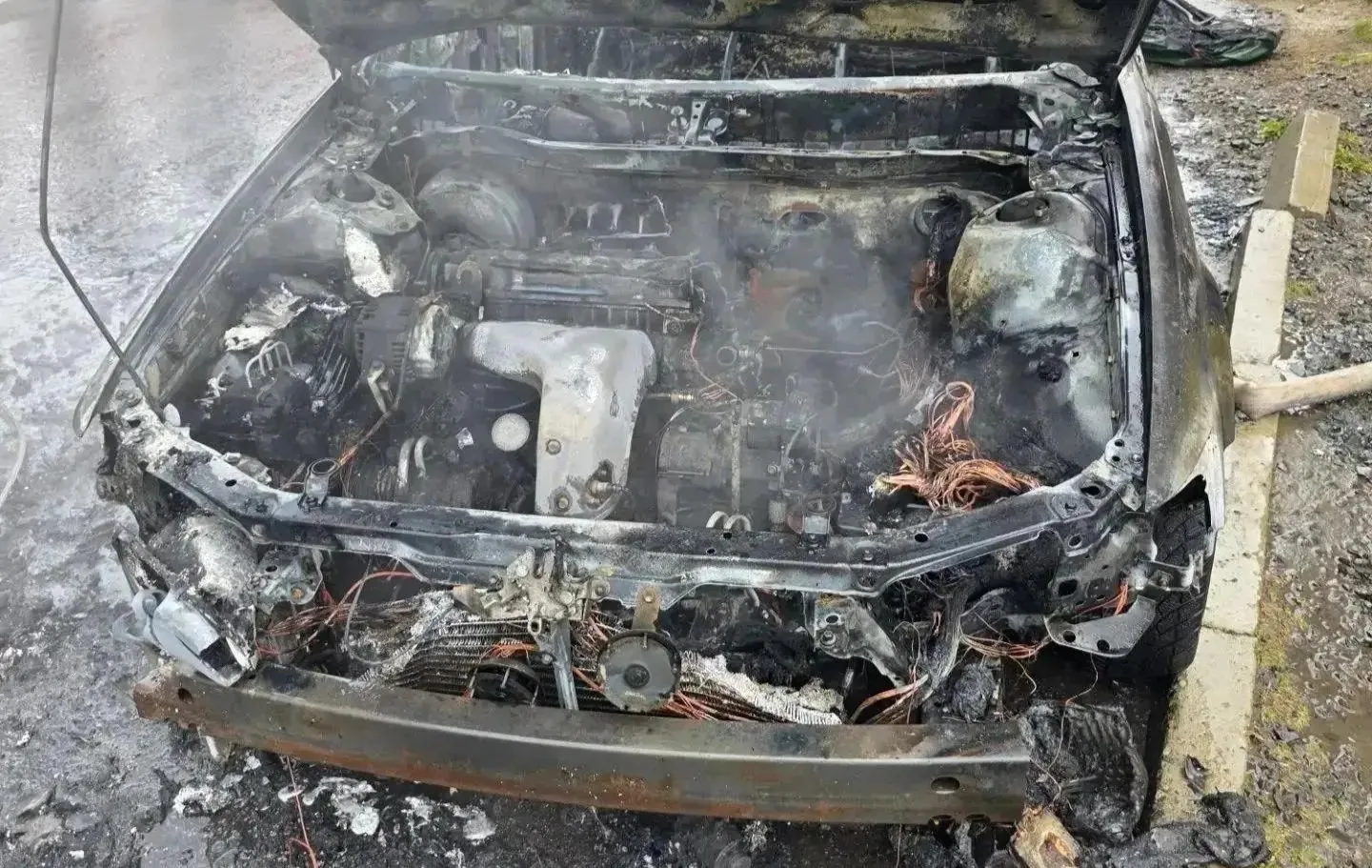 Автомобиль сгорел посреди дня в Углегорском районе