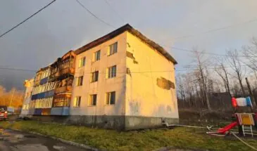 Пожар уничтожил всю крышу жилого дома в поселке на Сахалине
