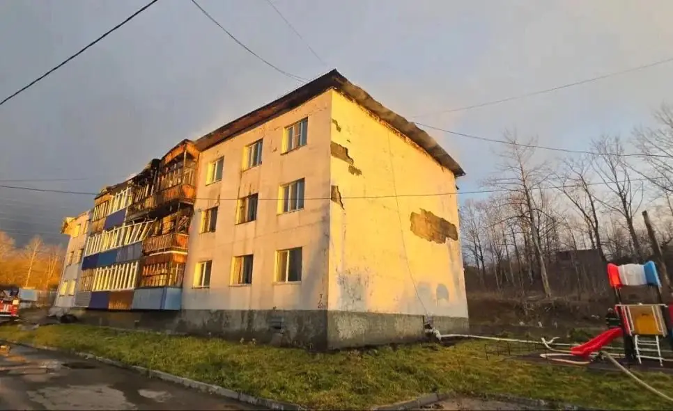 Пожар уничтожил всю крышу жилого дома в поселке на Сахалине