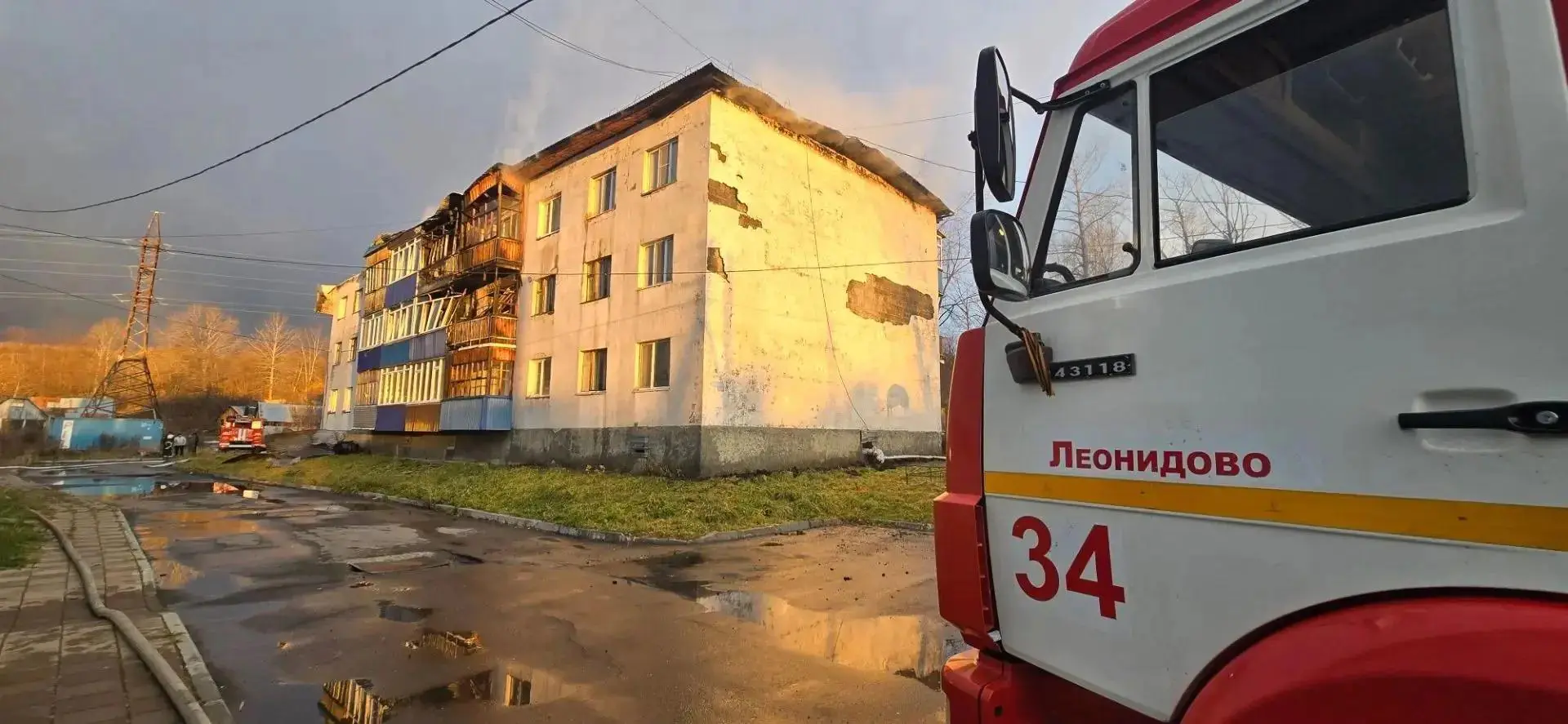 В Вахрушеве после крупного пожара начали готовить дом к установке временной кровли - фото