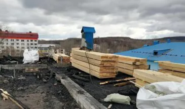В Вахрушеве после крупного пожара начали готовить дом к установке временной кровли — фото